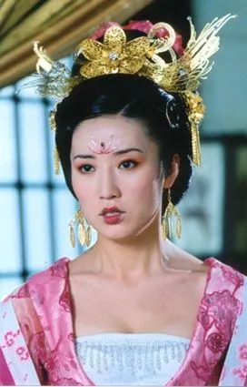 殷德妃——张彤,这个人相信大家都看过她,就是至尊红颜里的王皇后