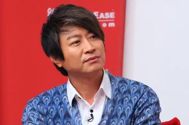 游鸿明是一位台湾的歌手,作曲家,音乐制作人,他的歌曲《爱我的人和我