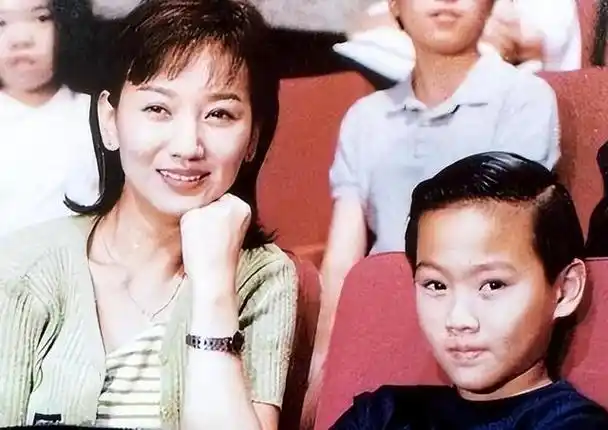 赵雅芝三个儿子:47,44,37岁,个个骄傲