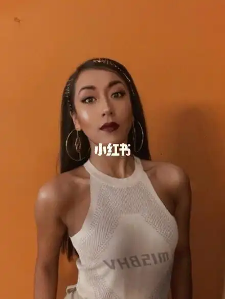 吉克隽逸这种小麦肤色的女生肌肉线条都很光洁平整