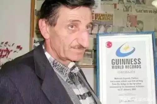 真人版的匹诺曹现身了,号称世界上鼻子最长的人,结果大开眼界!