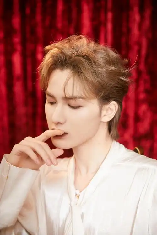 朱正廷《金曲青春》造型照九宫格出炉 行走的雕塑呈现美貌冲击