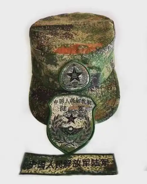 "星空迷彩"更加着眼实战,臂章,帽徽,袖标呈同迷彩色.