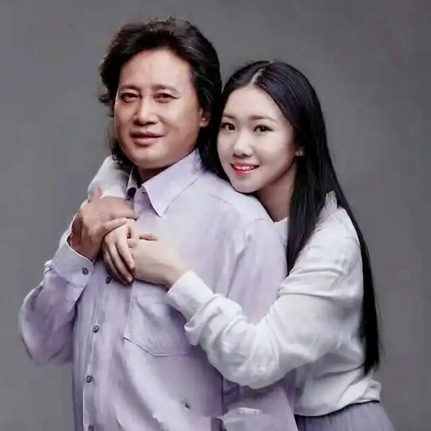 歌唱家戴玉强:30岁娶初恋妻子,结婚29年,如今女儿成了他的骄傲