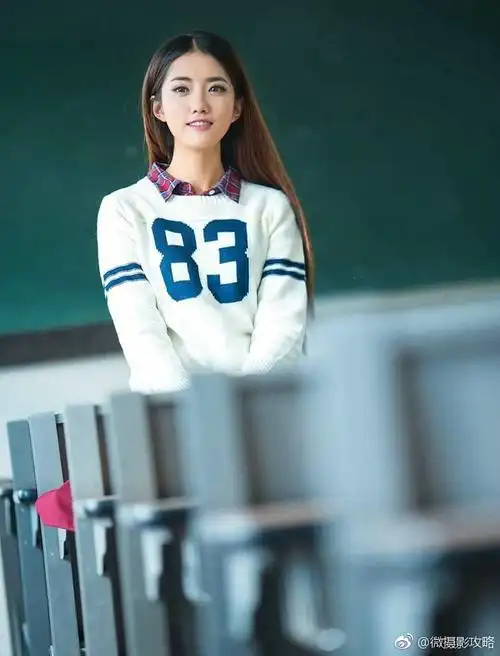 清纯娇嫩阳光学霸女生清新俏皮教室靓丽唯美写真