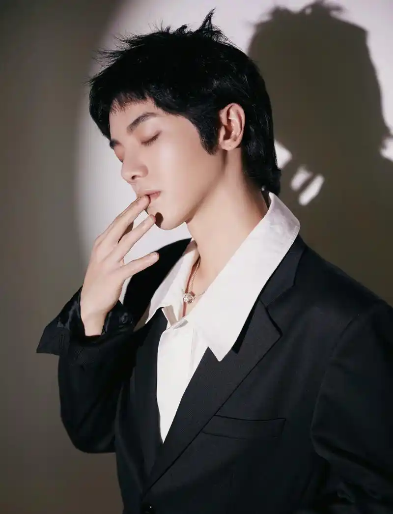 消息华晨宇荣获腾讯娱乐白皮书年度男歌手2021期待新世界的更多惊喜