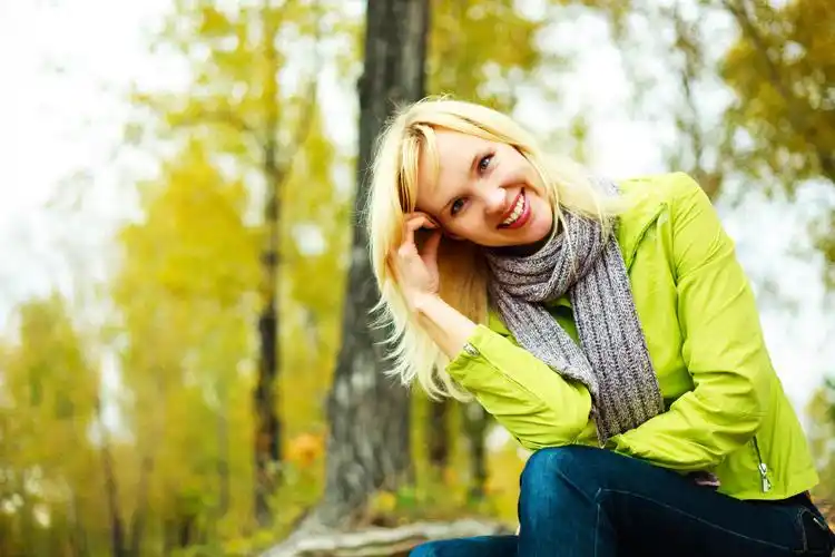 唯美公园里快乐年轻漂亮的女人人物图片