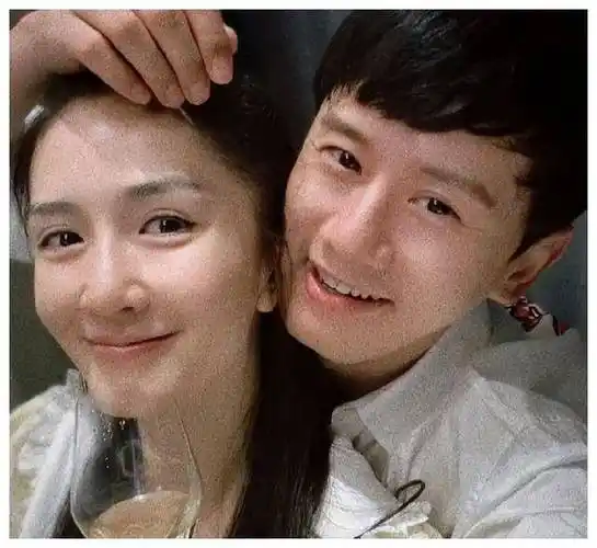 张杰谢娜带女儿海南度假,俏皮学游泳,却疲惫不堪_父母_爱意_双胞胎