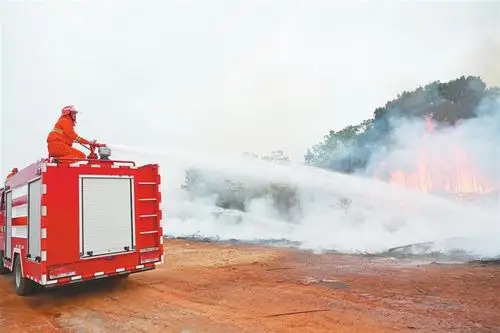 消防车高压水炮压制火情.