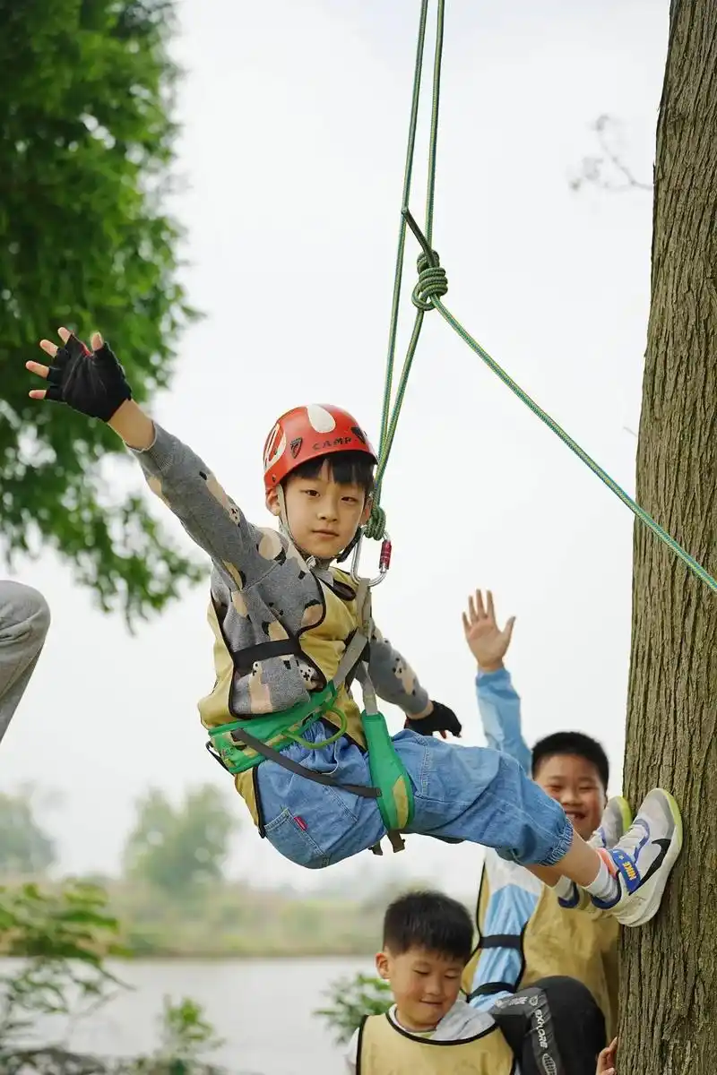 小蜗牛攀树户外活动#亲近大自然的一天 #童趣时光 #亲近大自 - 抖音