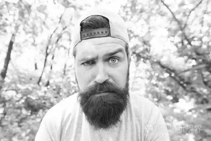 大胡子男子气概有着长胡子的时髦的表情接近自然的背景残酷的男性休闲