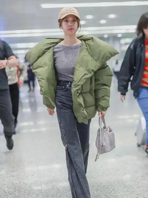 蔡依林穿酒杯裤上衣随意搭件小羽绒服时髦显高又洋气