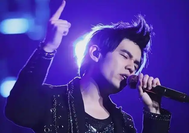 周杰伦演唱会出现抢话筒女生,女生照片被扒出,被网友骂到关评