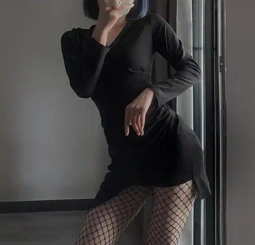 蔡卓宜小黑裙配渔网袜,清纯很甜美,粉丝表示渔网袜真的很香