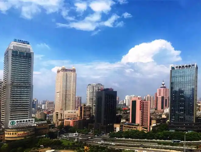 蓝天保卫战下的长沙城上空,蓝蓝的天空白云飘.