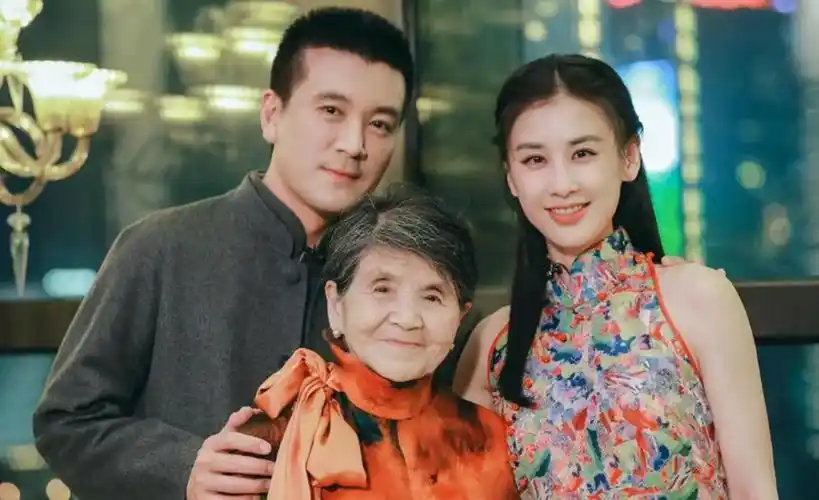 杨子一家三口罕同框,87岁婆婆看黄圣依满眼宠溺,送儿子临期食品