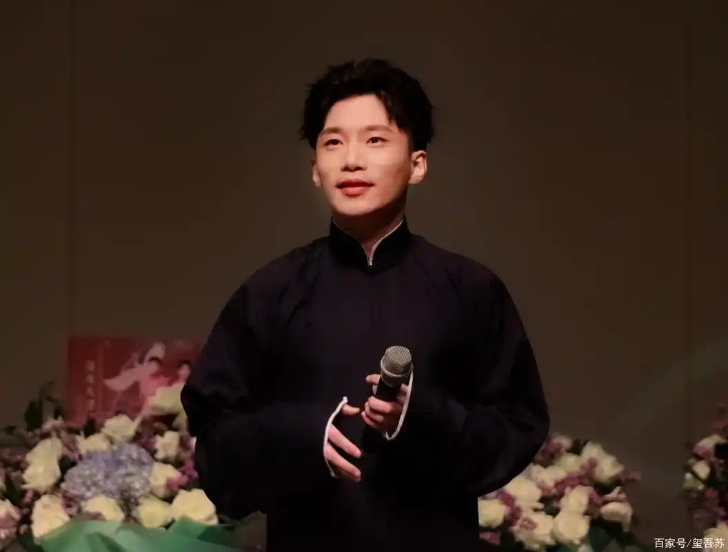 尚九熙何九华黑色大褂