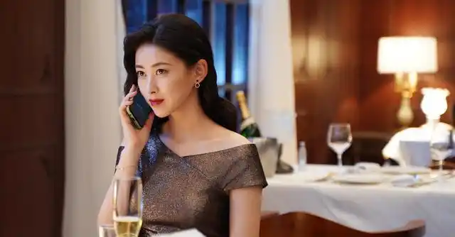 《精英律师》栗娜全能秘书气场强大,朱珠小酒窝配礼服气质开挂