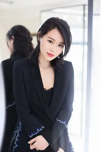 精致辣妈胡杏儿黑西装搭蕾丝利落优雅