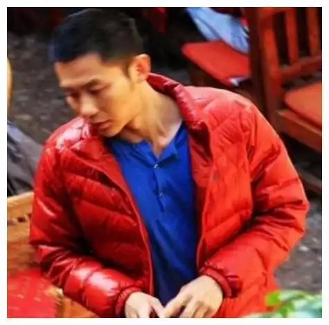 在很早之前就有媒体拍摄到郑恺在车边吸烟,还有陈赫外出时吸烟的照片.