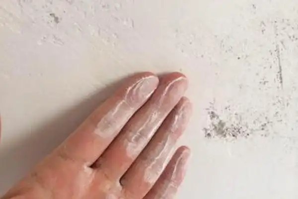 乳胶漆墙面粉化的原因分析以及解决办法