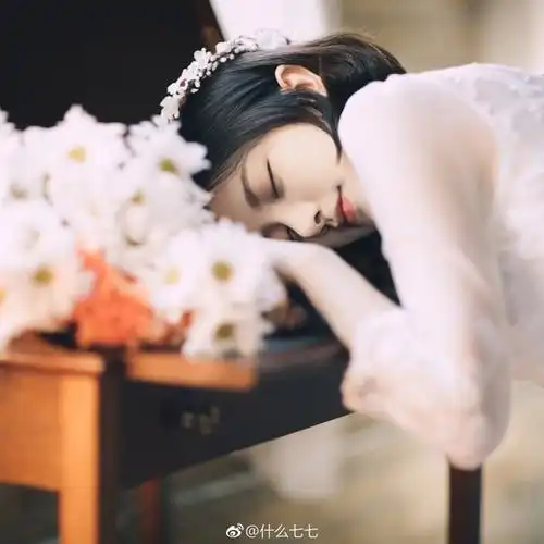 女生睡觉的唯美图片女生躺着的图片