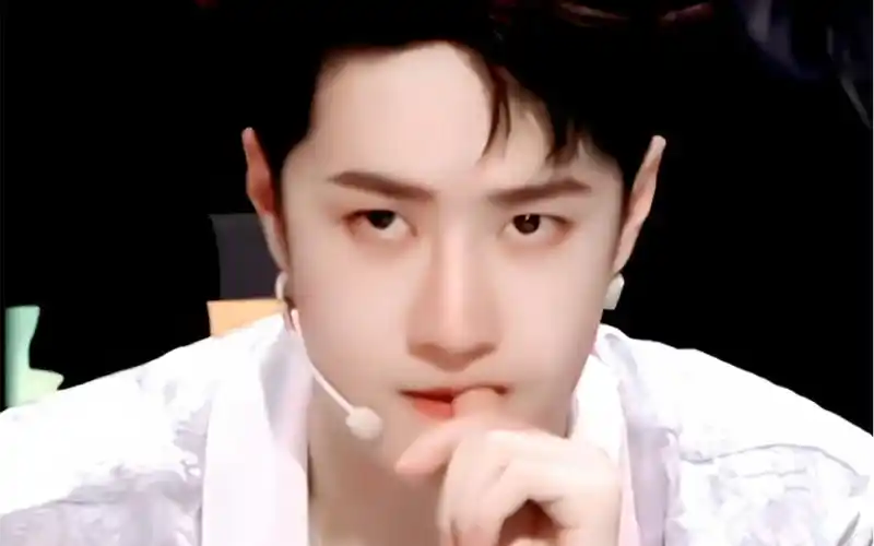 王一博吃手手合集