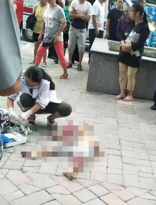 贵阳4岁男童从9层高楼坠落不幸身亡!家长们千万别再让孩子独处了!