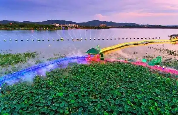 阳春市云山绿湖灯光秀流光溢彩