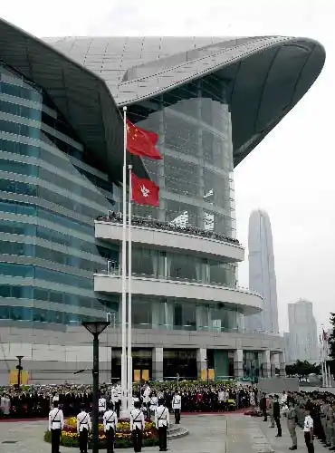 金紫荆广场欢声笑语 香港举行隆重升国旗仪式