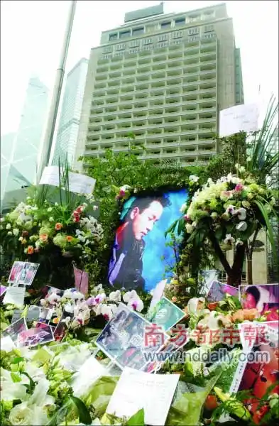 张国荣逝世一周年时,文华酒店外的情景.