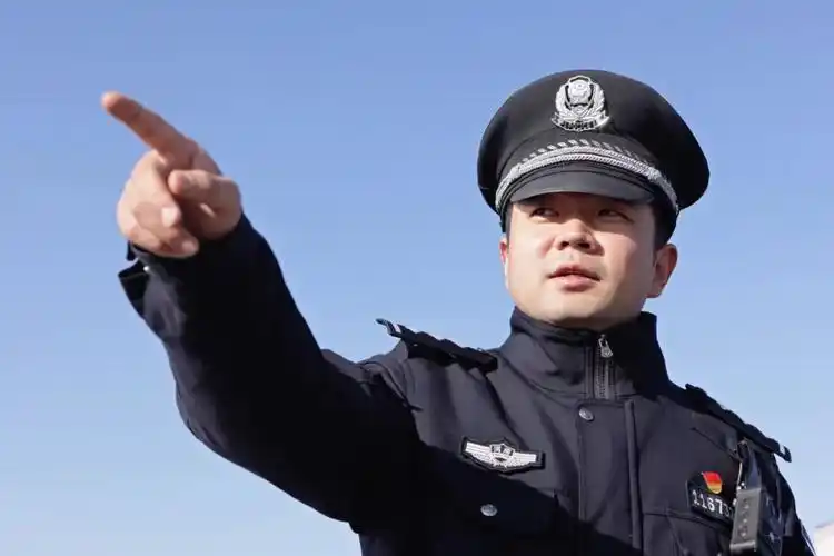 在洛阳,与"最美"不期而遇‖有勇有谋有温情!这个警察有点酷