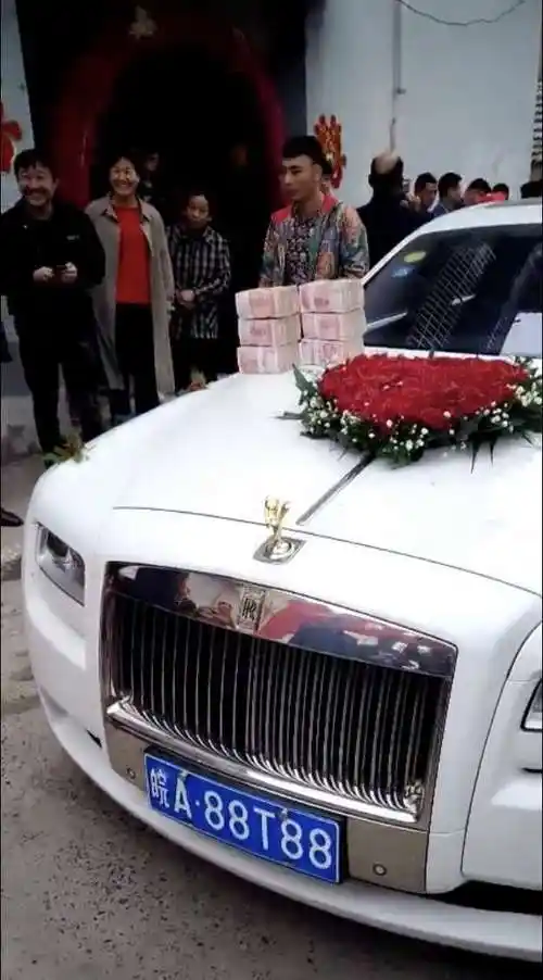 60万现金嫁妆放劳斯莱斯上车主买小金人和四把雨伞的钱够了