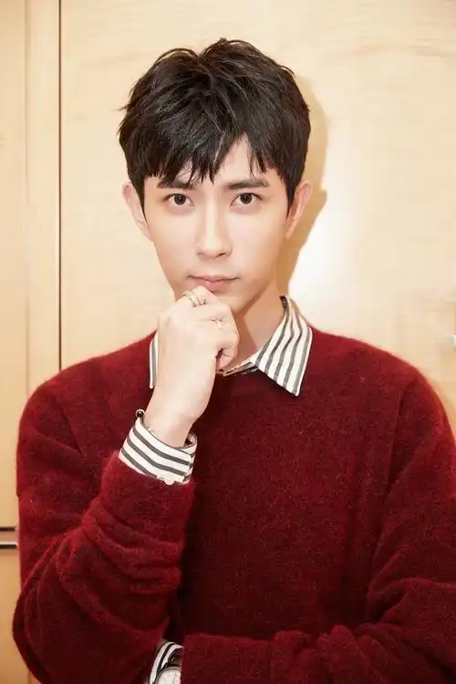 大表姐刘雯被chanel丑表圈粉小鲜肉男星们却偏爱华丽风