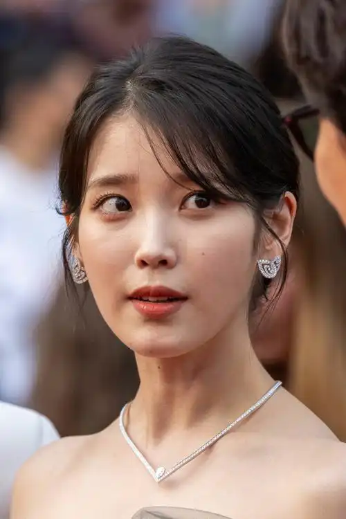 iu戛纳电影节红毯造型##iu##掮客##戛纳电影节##戛纳电影节##掮客