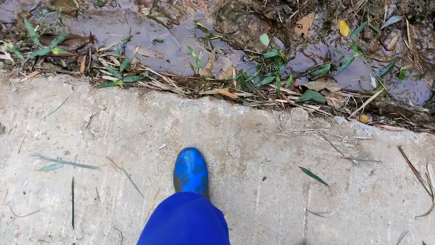 蓝色雨鞋踩水