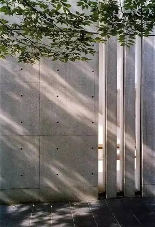 直接浇筑的"水泥墙"也是它材质本性的极致表达,外观上朴实无华,自然