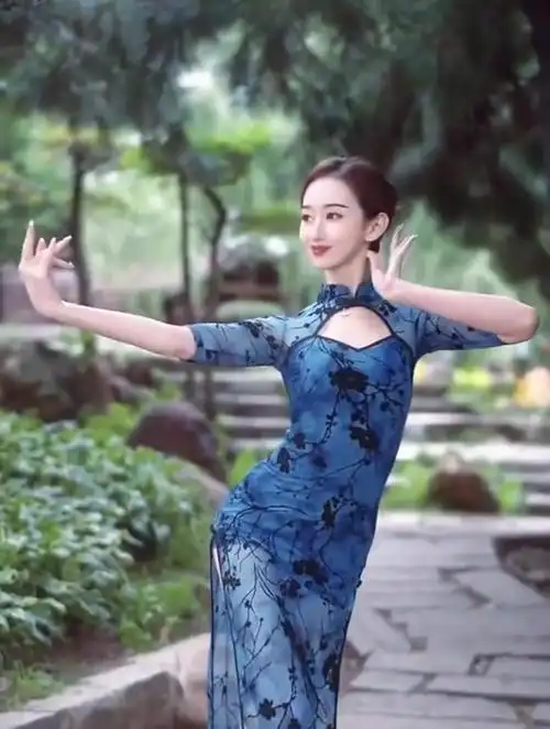 旗袍美女跳舞的样子活力四射,舞姿魅力十足,真是太美了!