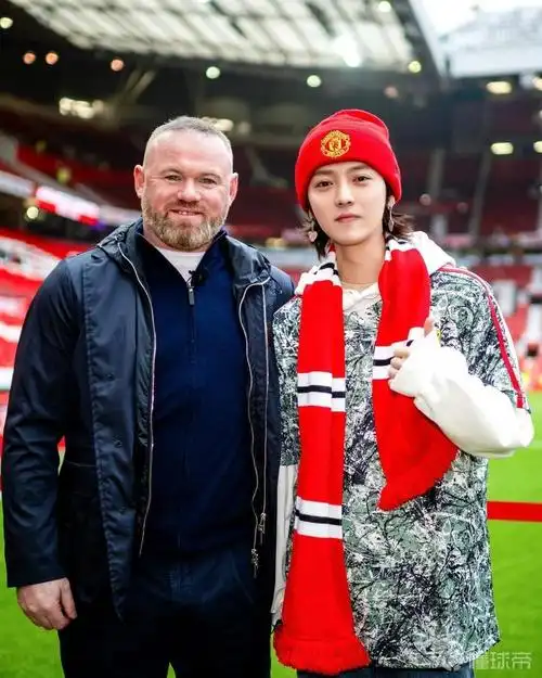 曼联官方公布的照片里,鹿晗与鲁尼,费迪南德等曼联名宿合影,他还与