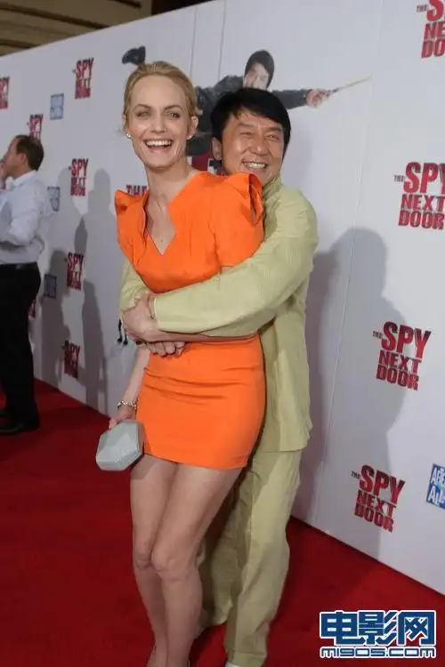 成龙邻家特工全球首映熊抱女星幸福不撒手