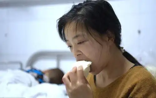 年轻母亲每天削二十斤土豆皮贴在孩子腿上 这个「药」也最心酸闪文