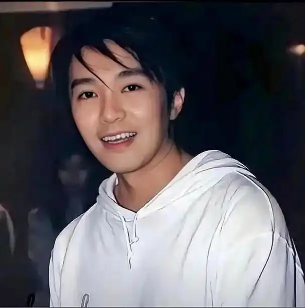 年轻时照片也太帅了,他演的电影占据了我们整个青春,每一部都很经典