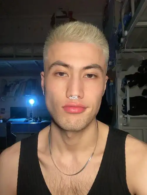 金发寸头的男孩