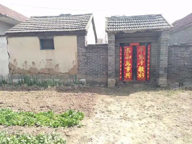 这家宅子是砖瓦平房,这座农村房子也得有三十多年了,当时也肯定是最