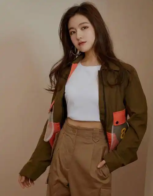 李兰迪这造型厉害了,白色t恤"塞成"露脐装,配工装裤太帅气了_显高