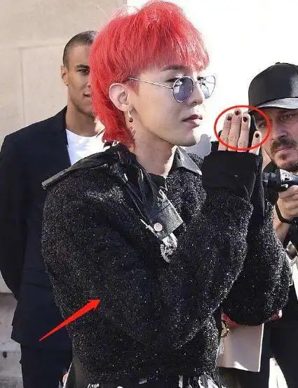 权志龙就挺喜欢穿女装的,带各种饰品,涂指甲油,曾经还掀起了一股潮流