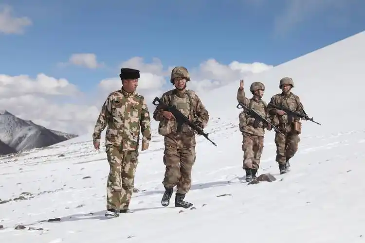 县义务护边员龙吉克·卡德尔(左一)与边防战士一起巡逻(10月13日摄)