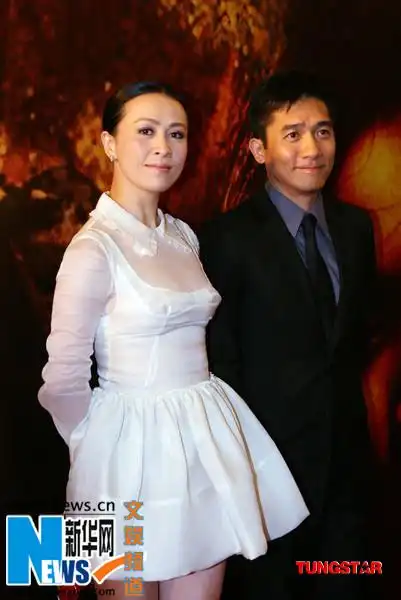 《东》首映刘嘉玲梁朝伟亮相 影迷难忘张国荣