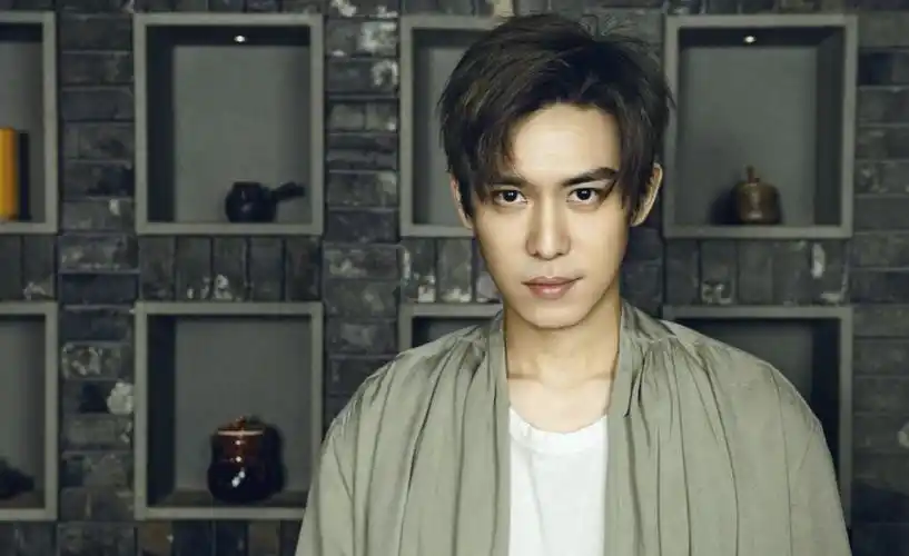 黑道太子爷跻身演艺圈陈楚河的黑瞎子让重启变偶像剧