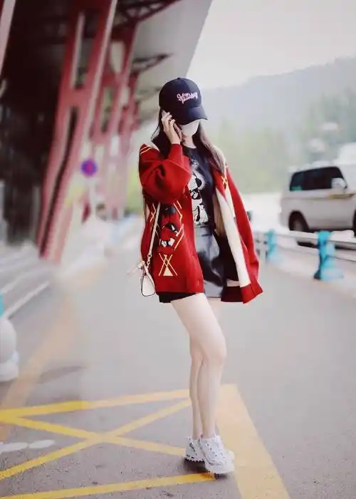 宋轶机场造型太抢镜,穿米老鼠针织衫配皮裤,"漫画腿"白皙迷人_印花